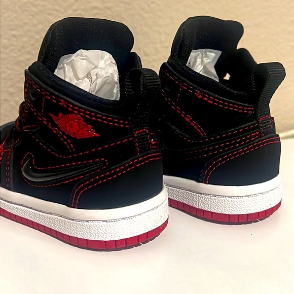 Baby’s Black/Red AirJorsan - Picture 4 of 6